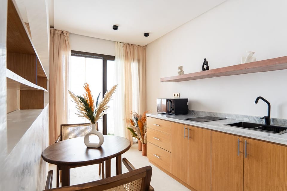 Kitchen or kitchenette, Dining area, minibar, stove