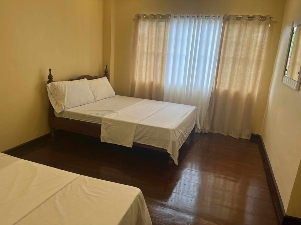 Roxas Pension House Bed and Breakfast in San Vicente