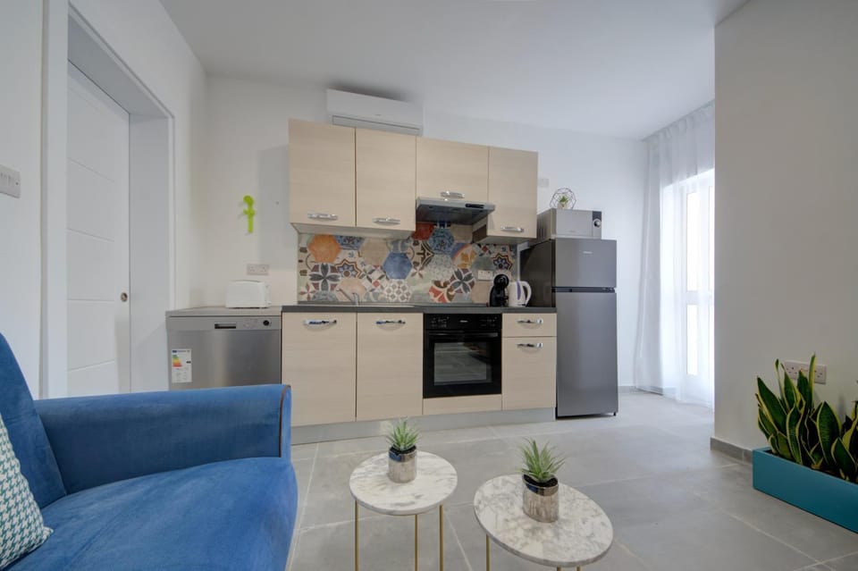 Kitchen or kitchenette, Seating area, oven, stove