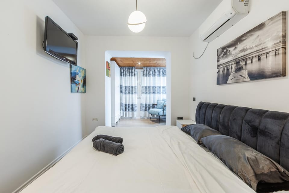 Bed, Photo of the whole room, Bedroom, air conditioner