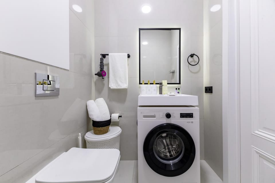 Toilet, Bathroom, towels, washing machine