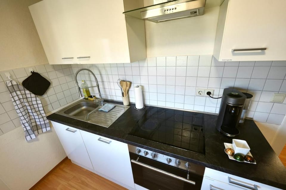 Coffee/tea facilities, Kitchen or kitchenette, dishwasher, stove, toaster