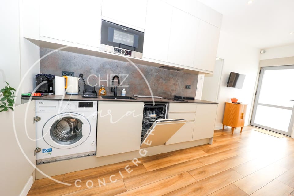 Coffee/tea facilities, Kitchen or kitchenette, dishwasher, stove, washing machine