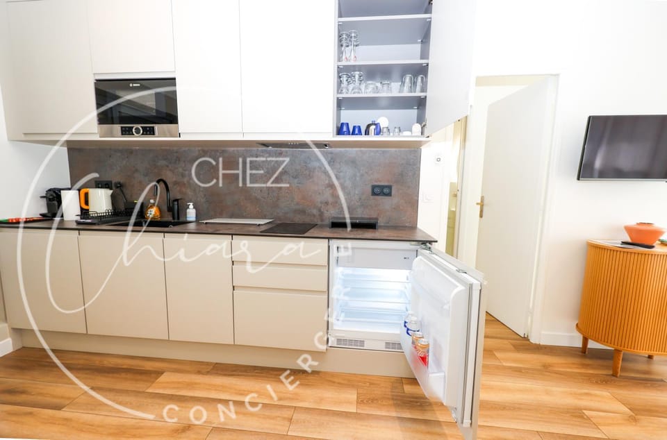 Coffee/tea facilities, Kitchen or kitchenette, microwave, stove