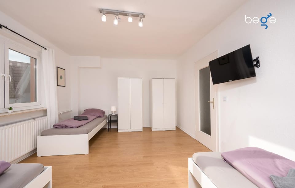 Bed, TV and multimedia, Photo of the whole room, wardrobe