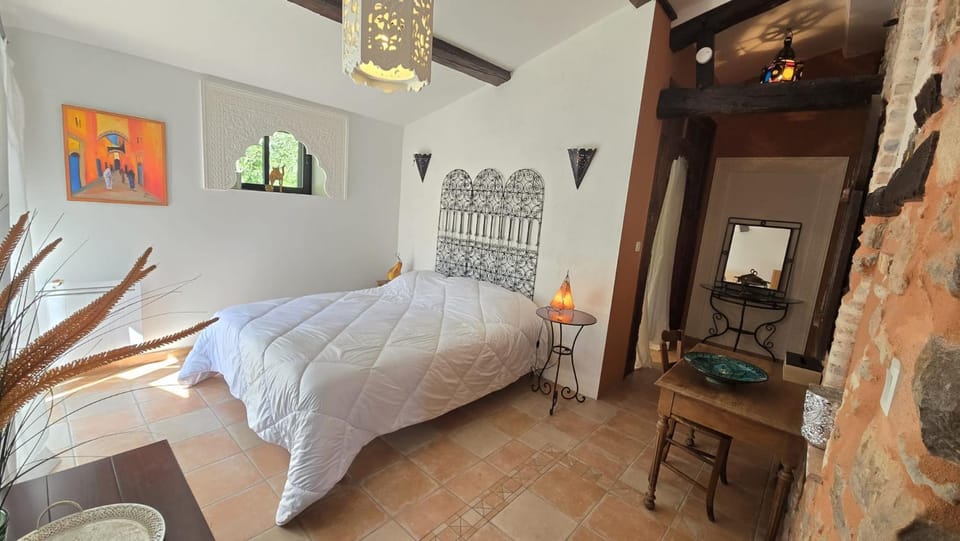 Photo of the whole room, Bedroom