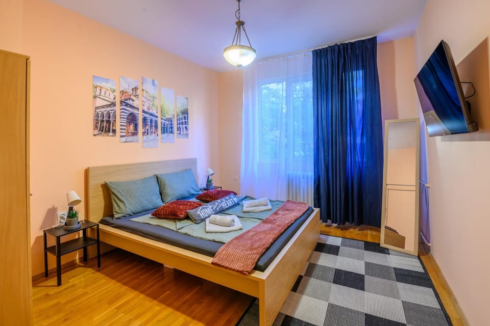 Communal lounge/ TV room, Bed, TV and multimedia, Photo of the whole room, Evening entertainment, Bedroom