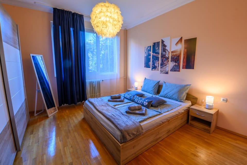 Bed, Living room, Photo of the whole room, Bedroom, towels