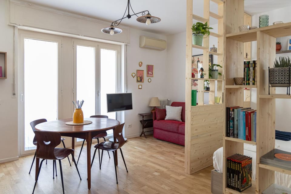 Library, TV and multimedia, Living room, Seating area, Dining area, Evening entertainment, air conditioner