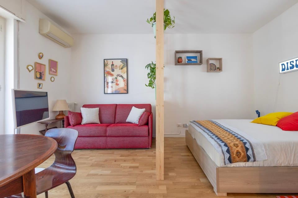 Bed, TV and multimedia, Living room, Photo of the whole room, Seating area, Dining area, Bedroom, air conditioner