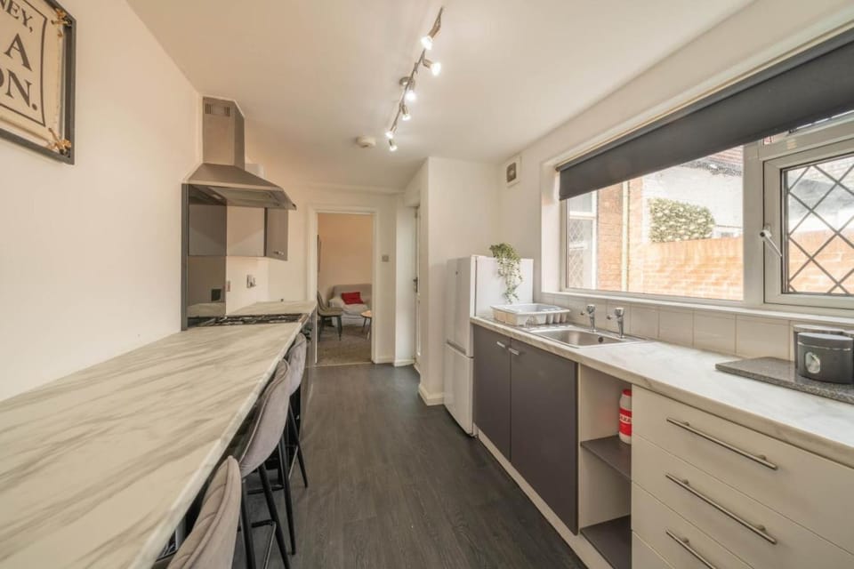 Kitchen or kitchenette, Dining area, stove