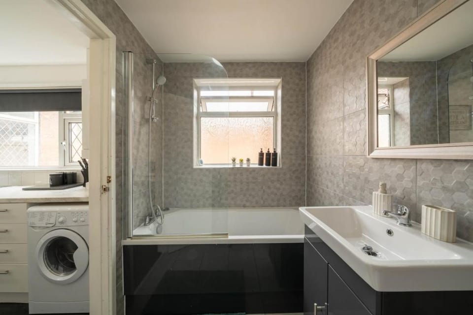 Bathroom, Bath, washing machine, dryer
