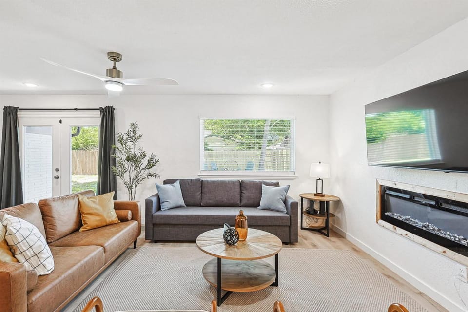 Bright Modern Home - 3BR 2BA Fenced Backyard House in Irving