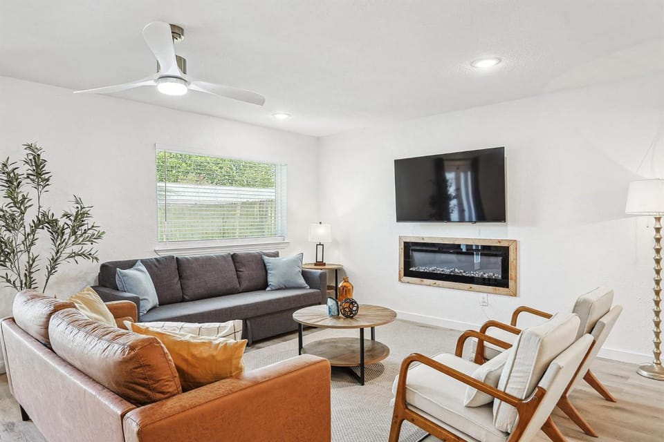 Bright Modern Home - 3BR 2BA Fenced Backyard House in Irving
