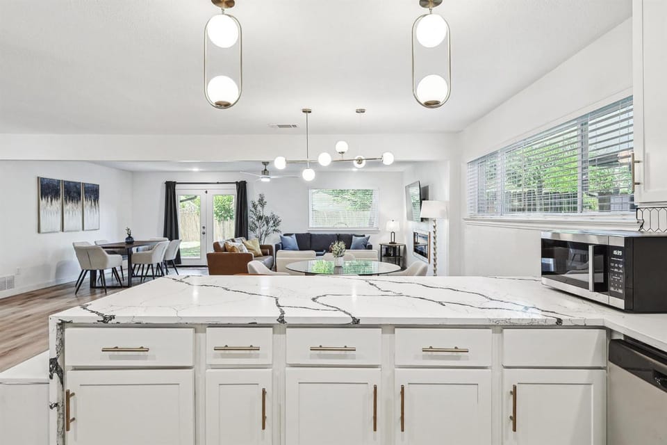 Bright Modern Home - 3BR 2BA Fenced Backyard House in Irving