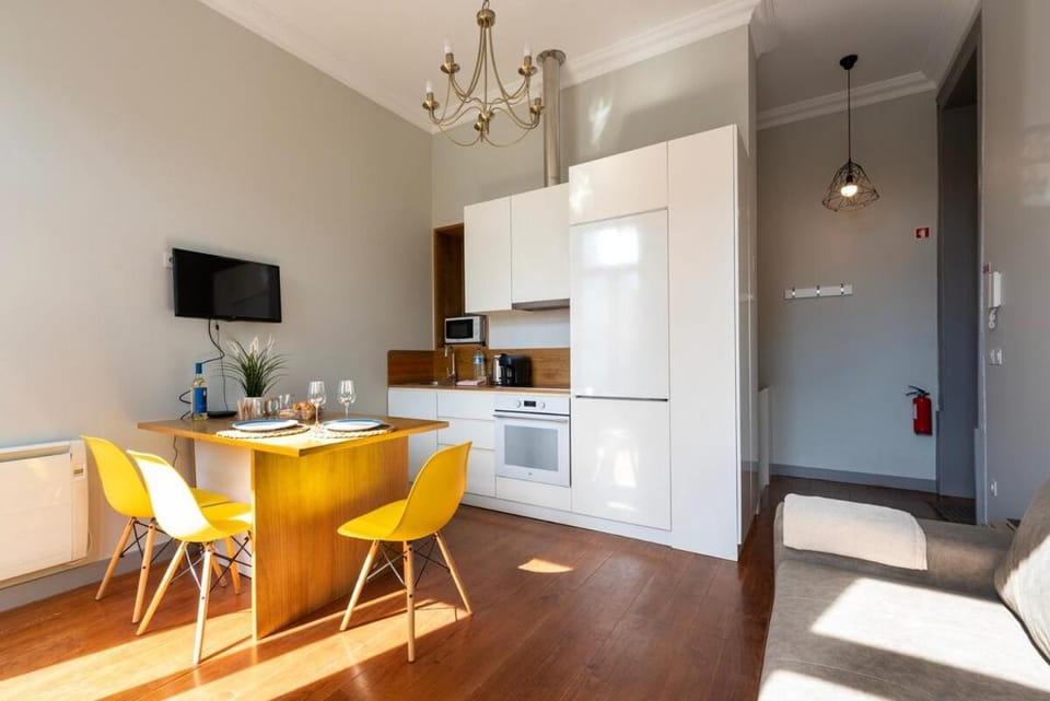 TV and multimedia, Kitchen or kitchenette, Living room, Dining area, oven, stove