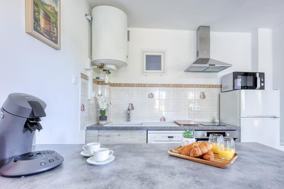 Coffee/tea facilities, Kitchen or kitchenette, oven, stove, toaster