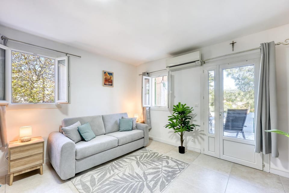 View (from property/room), Balcony/Terrace, Living room, Seating area