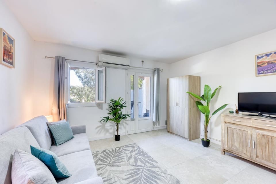 Communal lounge/ TV room, TV and multimedia, Living room, Seating area