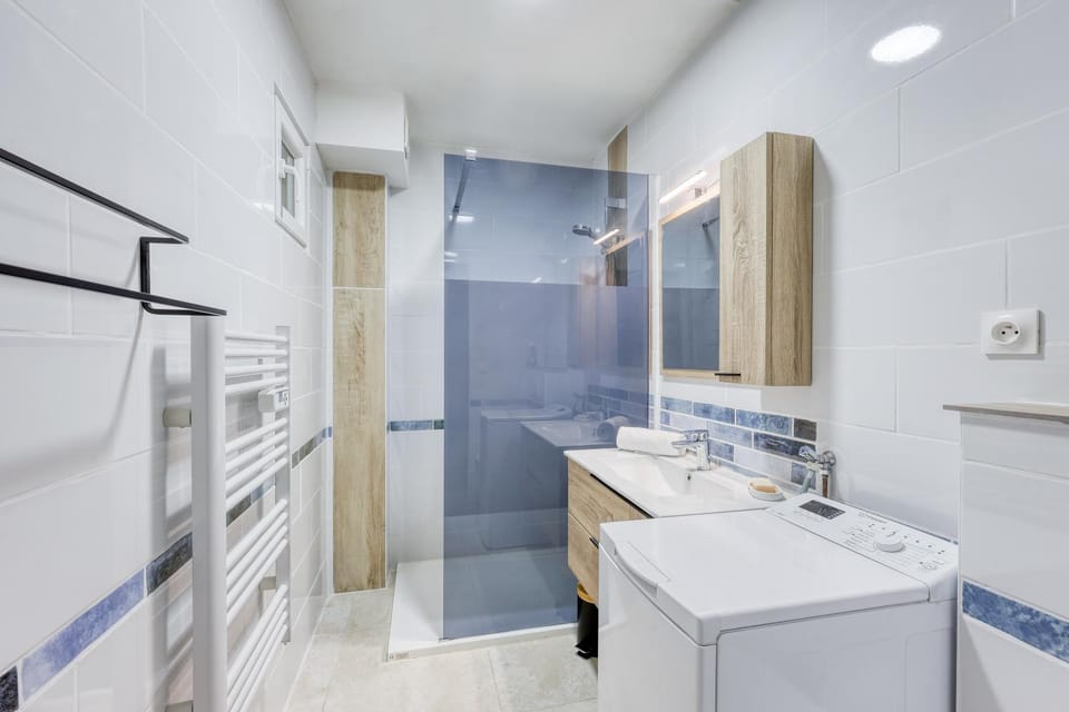 Shower, Bathroom, towels