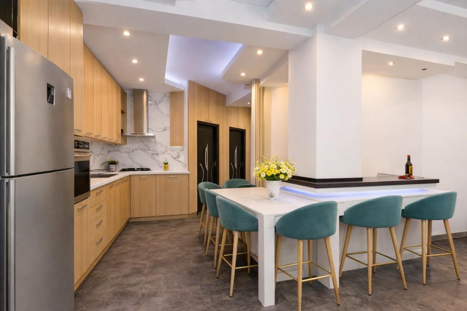 Kitchen or kitchenette, Dining area, minibar, stove