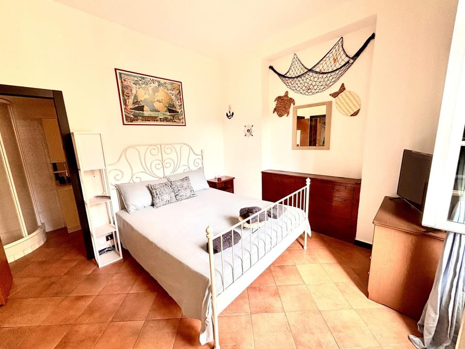 Bed, TV and multimedia, Photo of the whole room, Bedroom, towels