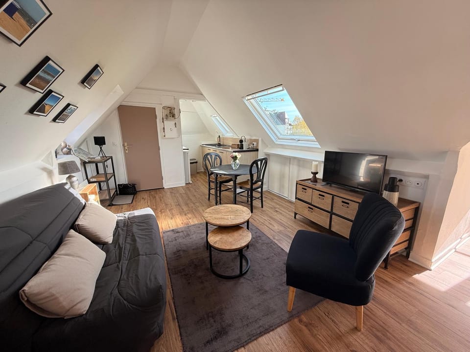 Kitchen or kitchenette, Living room, Seating area