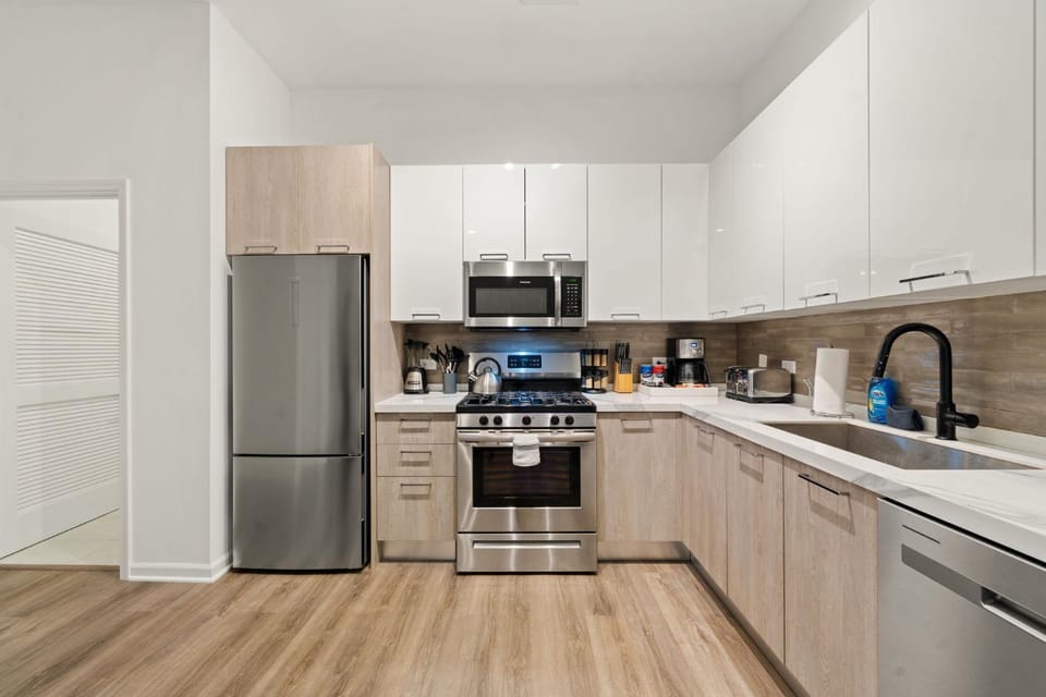 Coffee/tea facilities, Kitchen or kitchenette, dishwasher, oven, stove, toaster