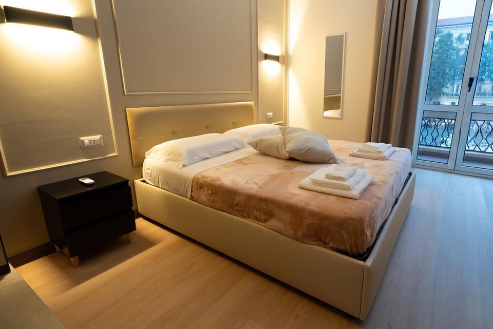 Bed, Bedroom, towels
