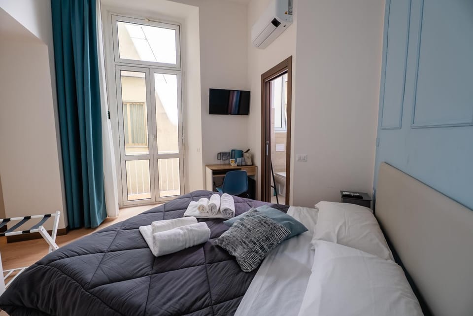 Bed, TV and multimedia, Photo of the whole room, Bedroom, towels