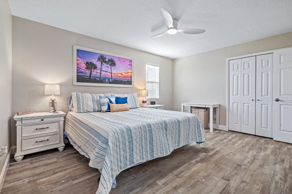 Bed, TV and multimedia, wardrobe