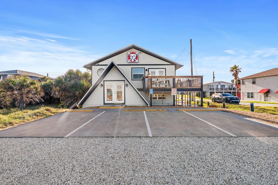 Property building, Neighbourhood, Street view, Location, Parking