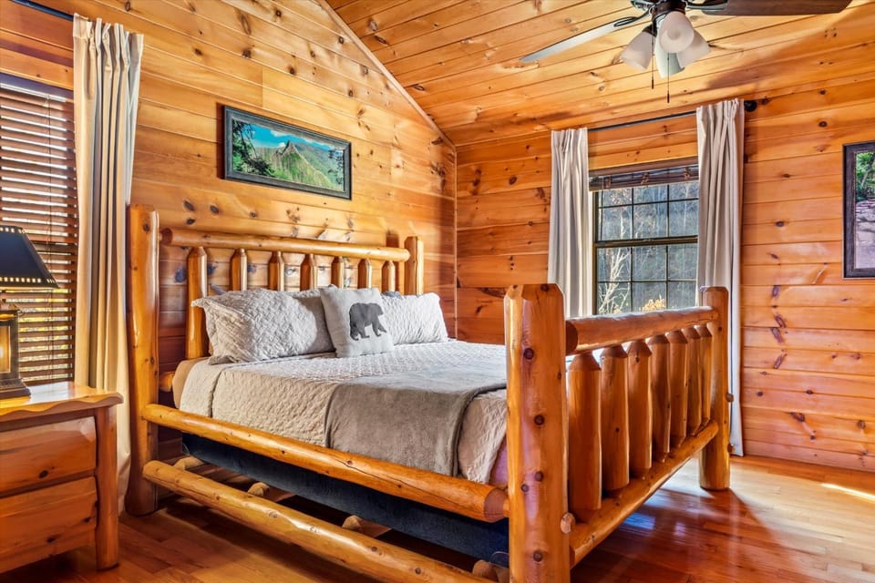 NEW Large Yard - Theatre - BBQ - Firepit - HotTub House in Pigeon Forge