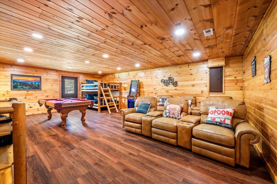 NEW Large Yard - Theatre - BBQ - Firepit - HotTub House in Pigeon Forge