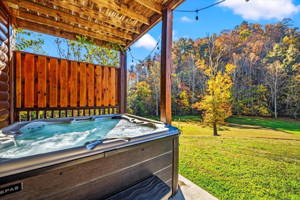 NEW Large Yard - Theatre - BBQ - Firepit - HotTub House in Pigeon Forge