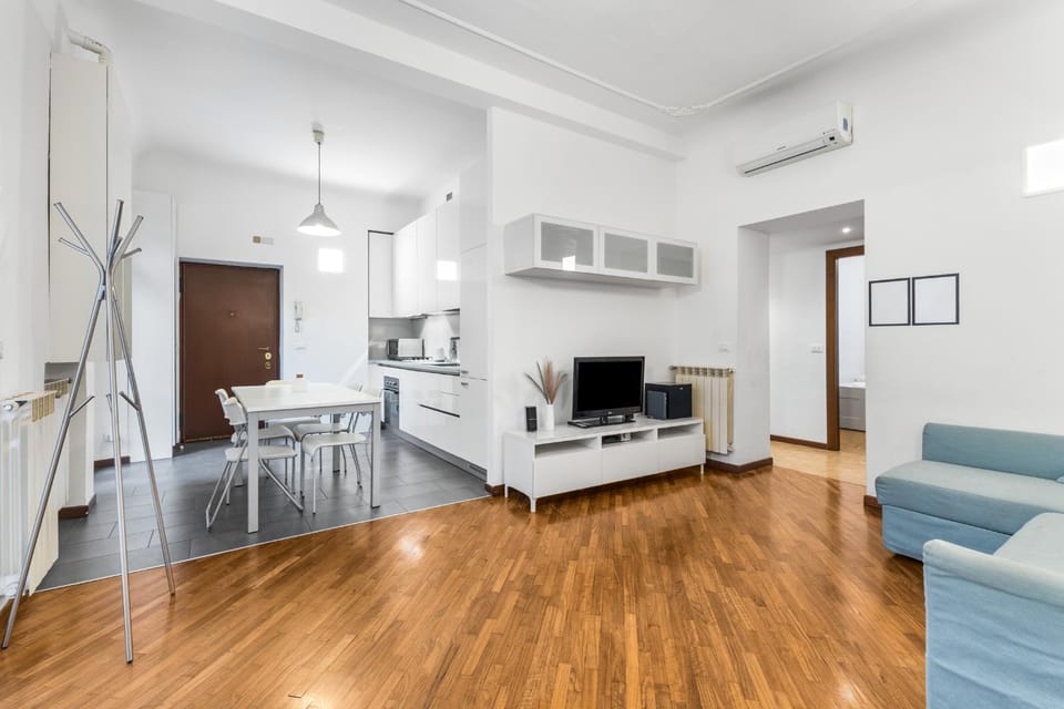 Communal lounge/ TV room, TV and multimedia, Kitchen or kitchenette, Living room, Seating area, Dining area, Evening entertainment, oven, air conditioner
