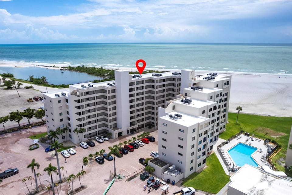Beachside Bliss with Stunning Gulf Views & Resort Amenities - Landers Sunset Lagoon - Roelens House in Estero Island