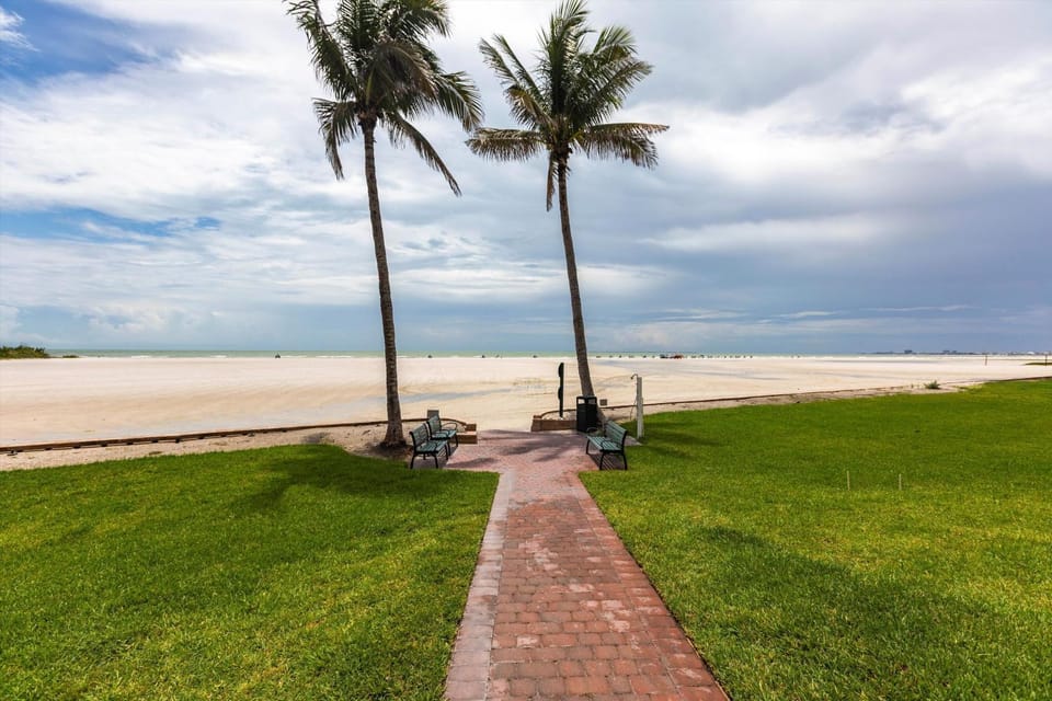 Beachside Bliss with Stunning Gulf Views & Resort Amenities - Landers Sunset Lagoon - Roelens House in Estero Island