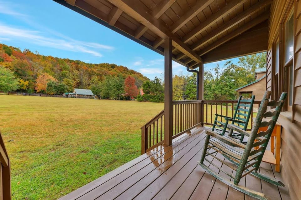 Creekside Cabin Cabin in Cosby