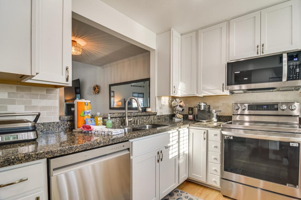 1 Block to Sunset Beach: Dog-Friendly Family Home House in Sunset Beach