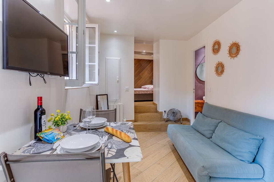 Bed, TV and multimedia, Living room, Photo of the whole room, Seating area, Dining area