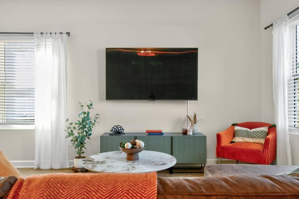 TV and multimedia, Living room, Seating area, Evening entertainment