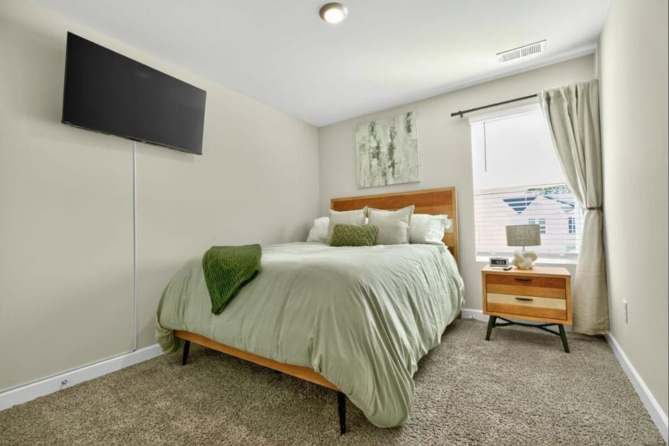 Bed, TV and multimedia, Photo of the whole room, Bedroom