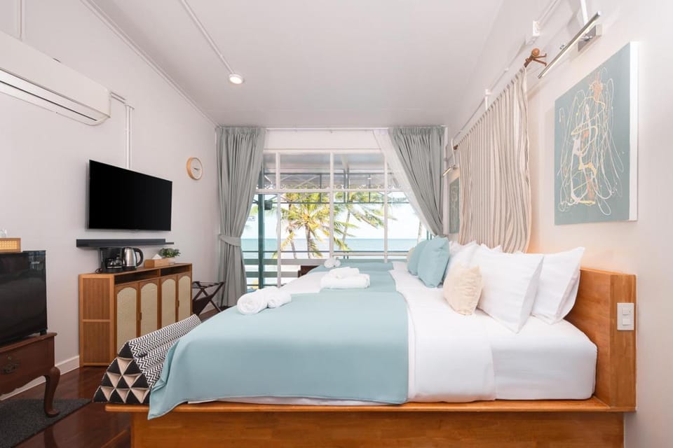 Communal lounge/ TV room, Bed, TV and multimedia, Seating area, Bedroom, Sea view, Sunrise, Sunset, wardrobe