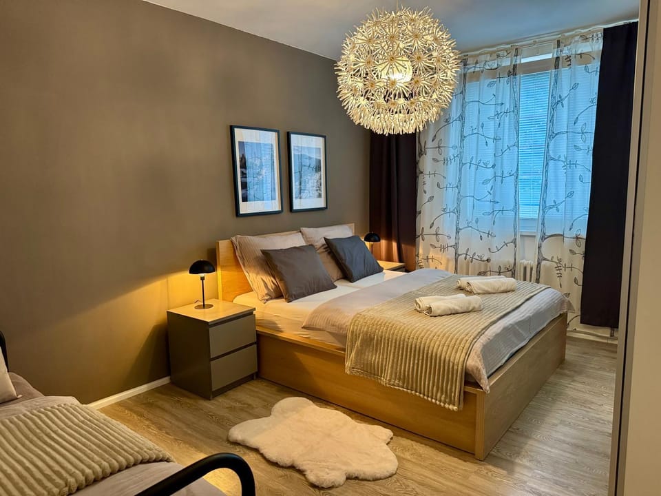 Bedroom, towels