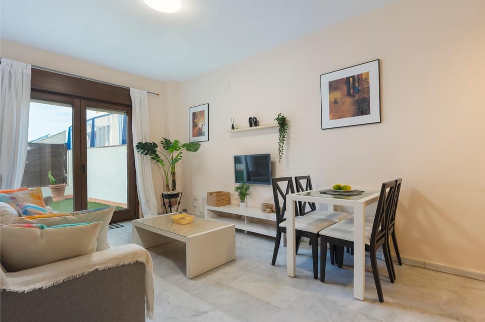 TV and multimedia, Living room, Seating area, Dining area