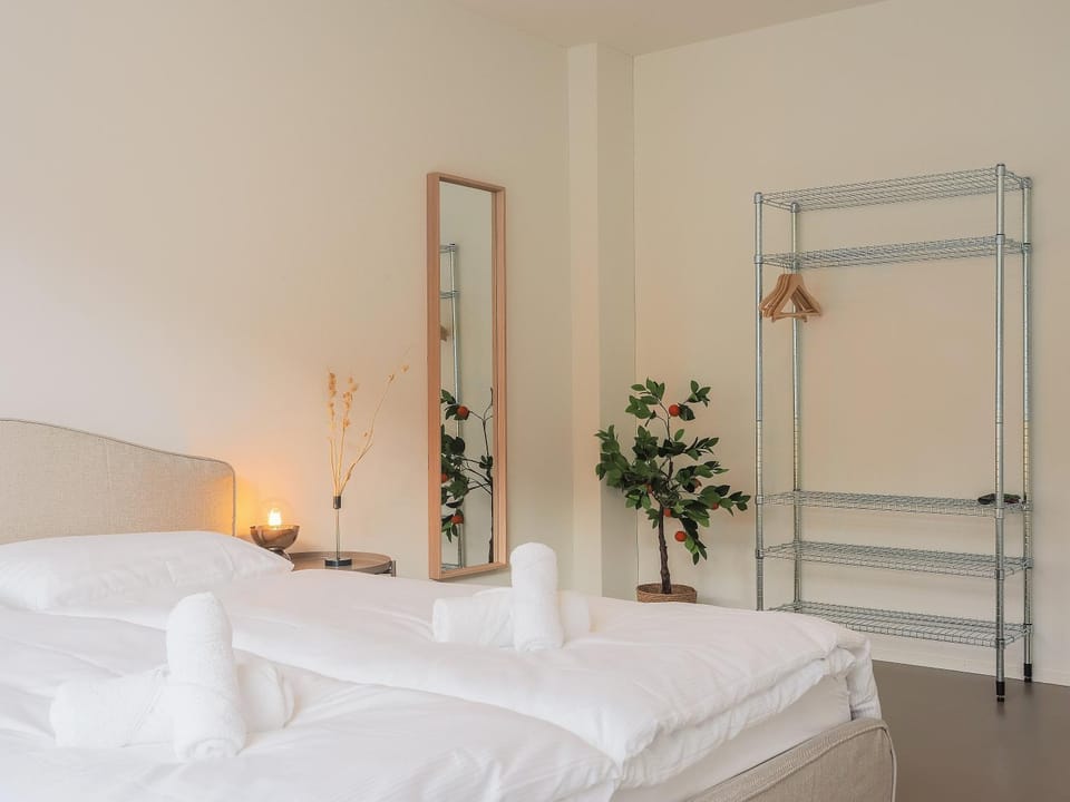 Bed, Photo of the whole room, Bedroom, towels
