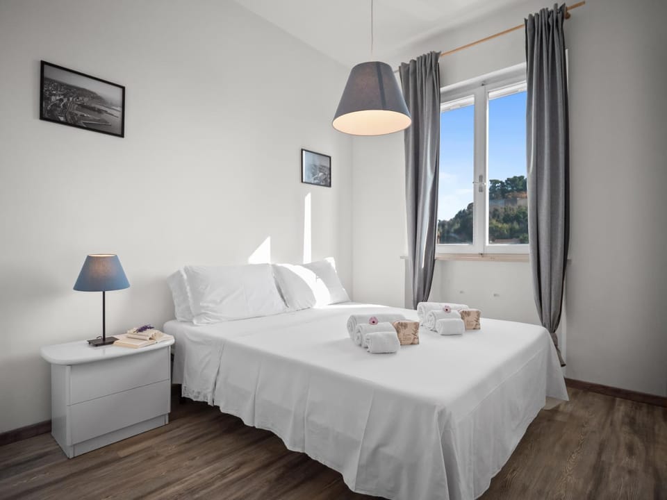 Bed, towels