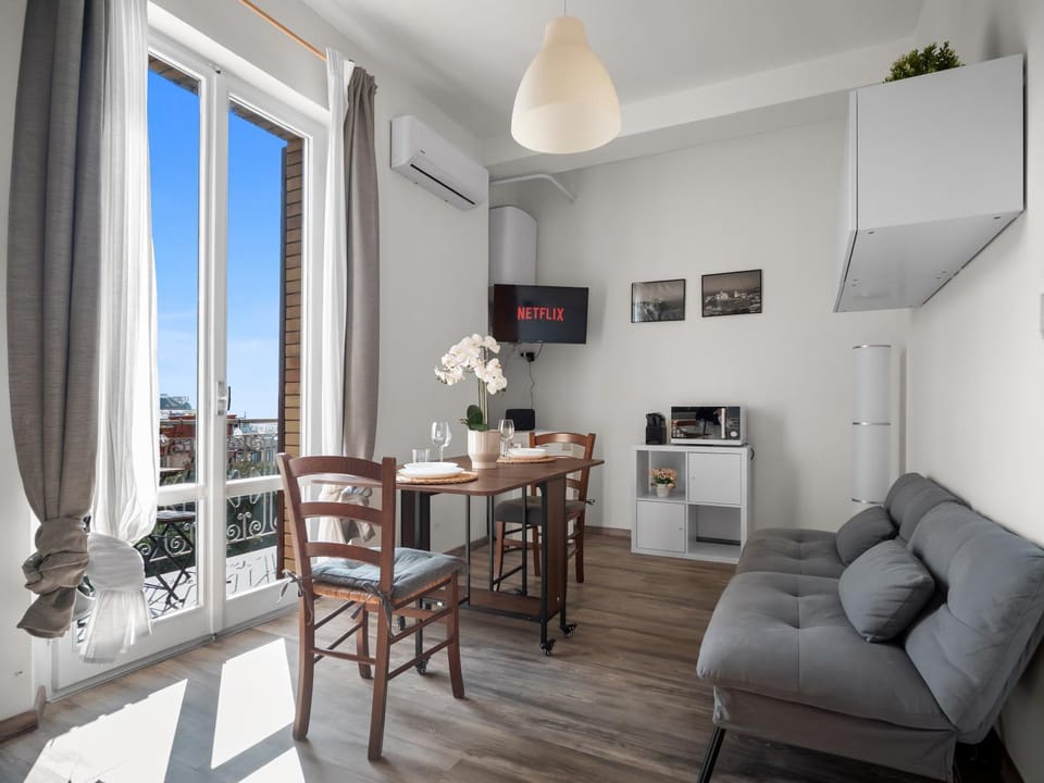 TV and multimedia, Kitchen or kitchenette, Living room, Seating area, Dining area