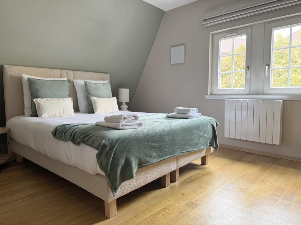 Bed, Photo of the whole room, Bedroom, towels